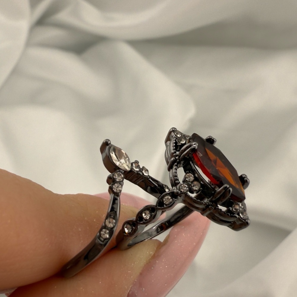 Vintage Red and Black Gemstone Ring - Picture 3 of 7